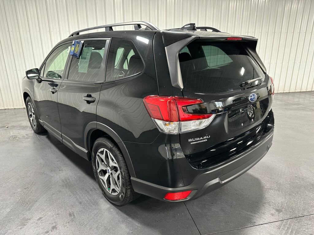 Used 2023 Subaru Forester Premium image 3