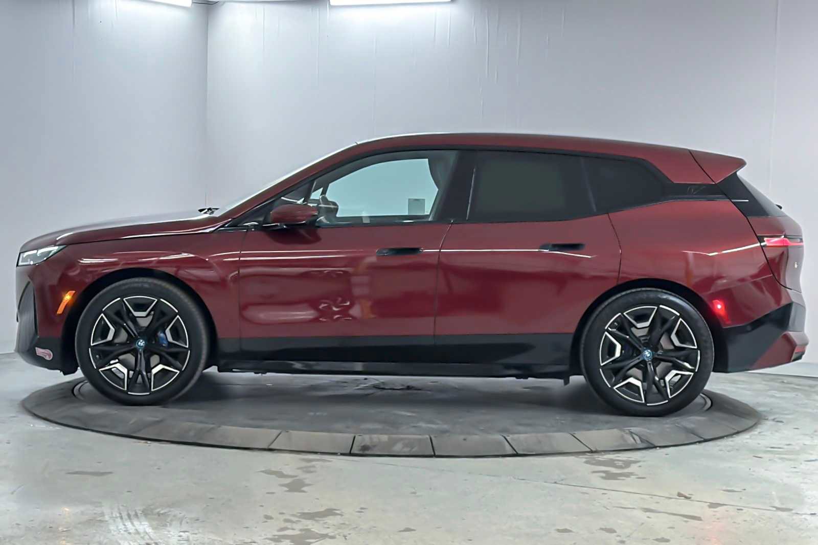 Used 2023 BMW iX M60 w/ Executive Package image 5