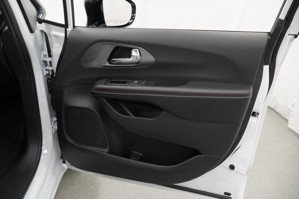 New 2027 Chrysler Pacifica Select AWD/4WD image 32