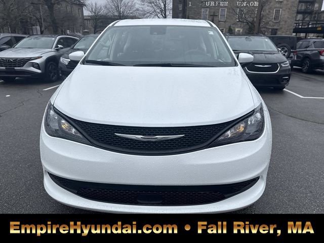 Used 2023 Chrysler Voyager LX image 12