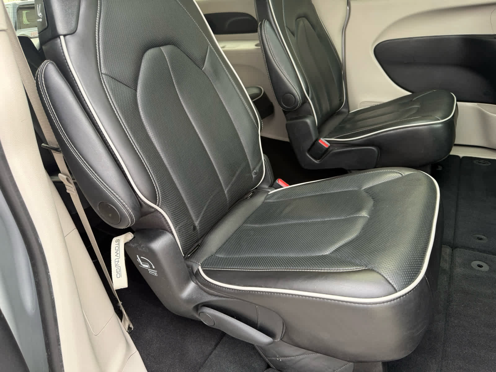 Used 2024 Chrysler Pacifica Limited FWD image 9