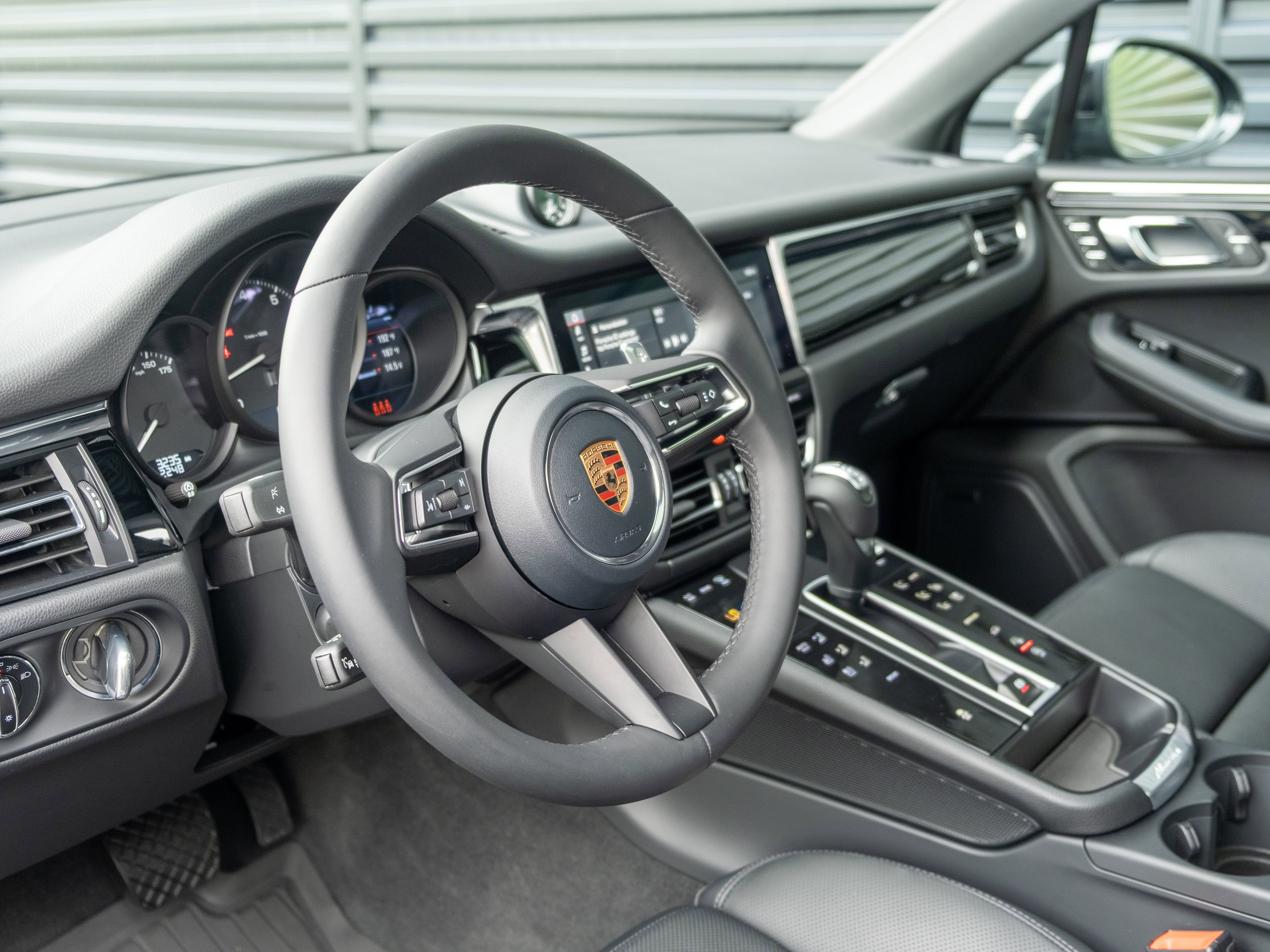 Certified 2026 Porsche Macan AWD/4WD image 4