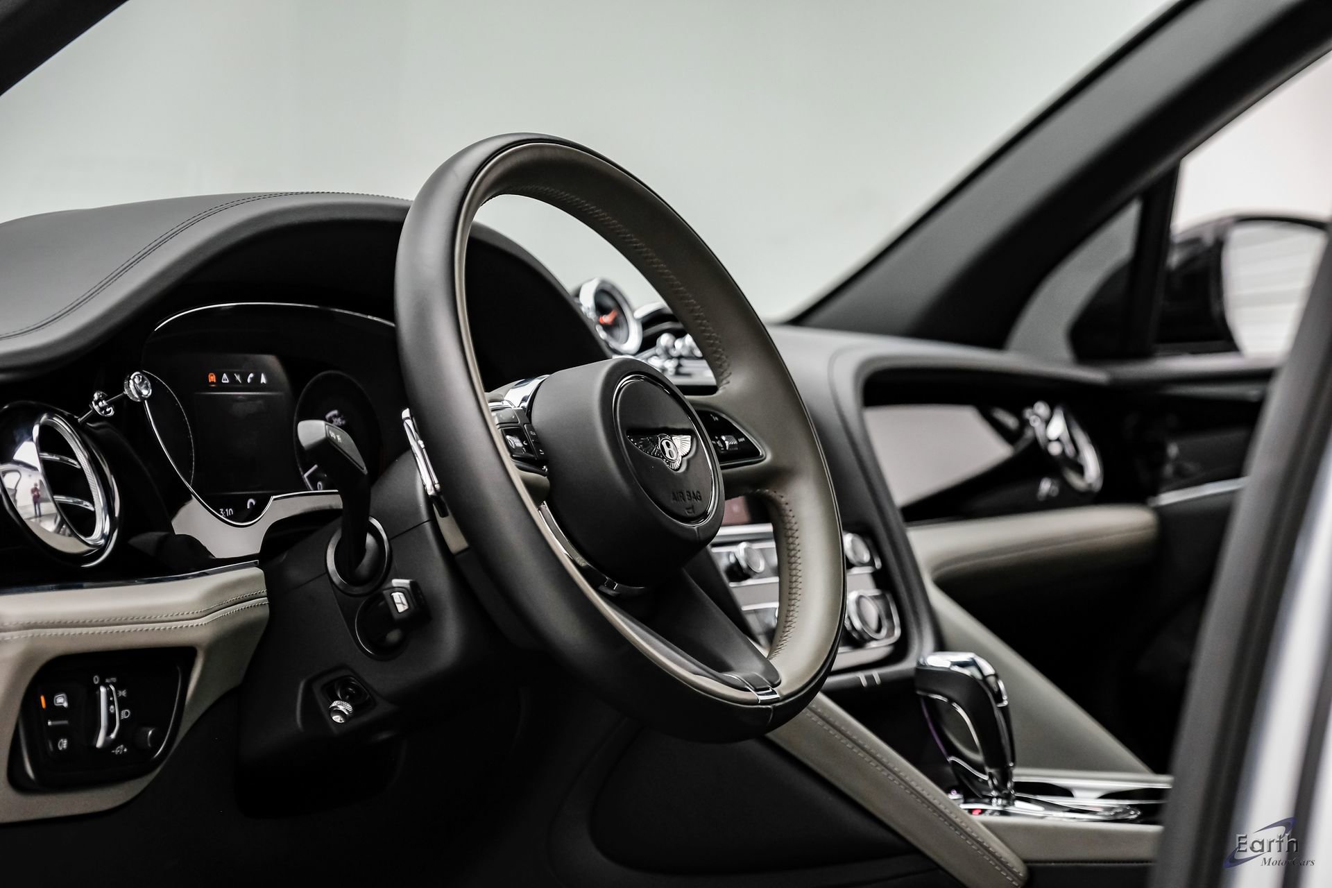Used 2022 Bentley Bentayga AWD/4WD image 42
