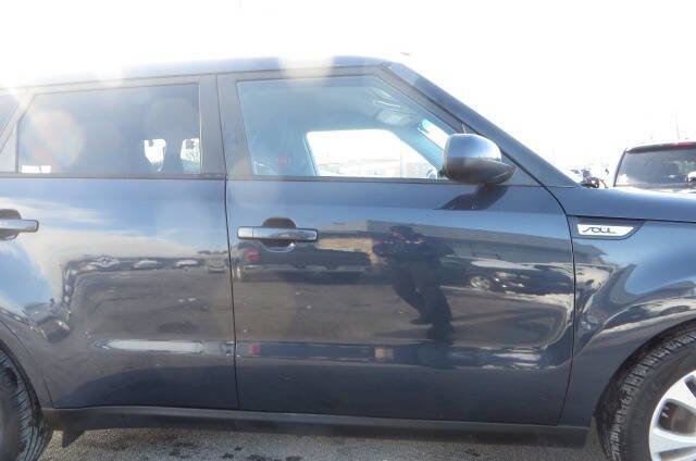 Used 2015 Kia Soul + FWD image 21
