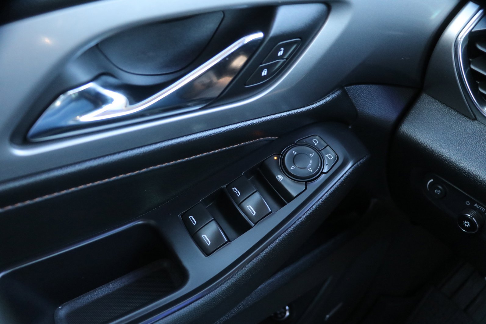 Used 2018 Chevrolet Traverse LT image 11