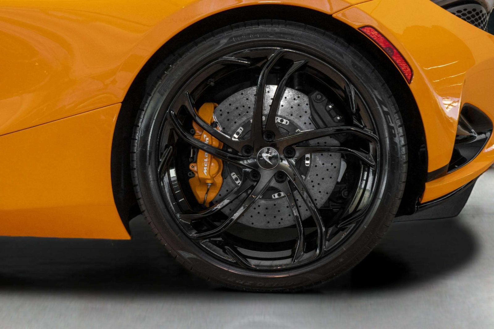 Used 2024 McLaren 750S Spider RWD image 14