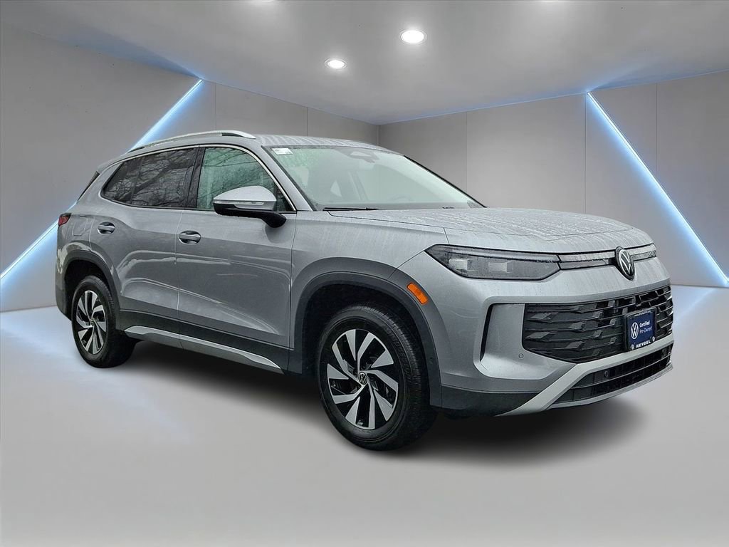 Used 2025 Volkswagen Tiguan S image 3