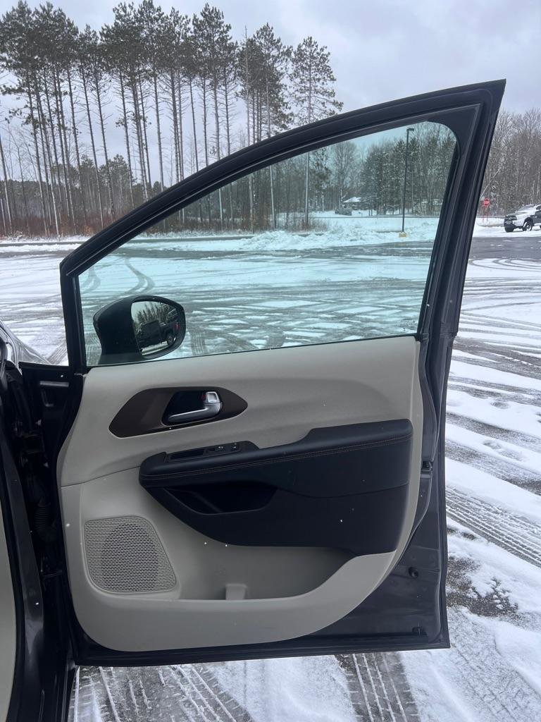 Used 2017 Chrysler Pacifica Touring Plus FWD image 16