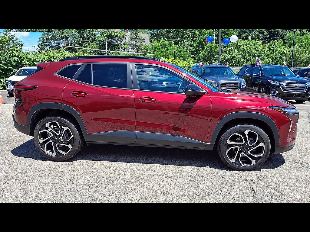 Certified 2024 Chevrolet Trax RS w/ Sunroof Package FWD image 9