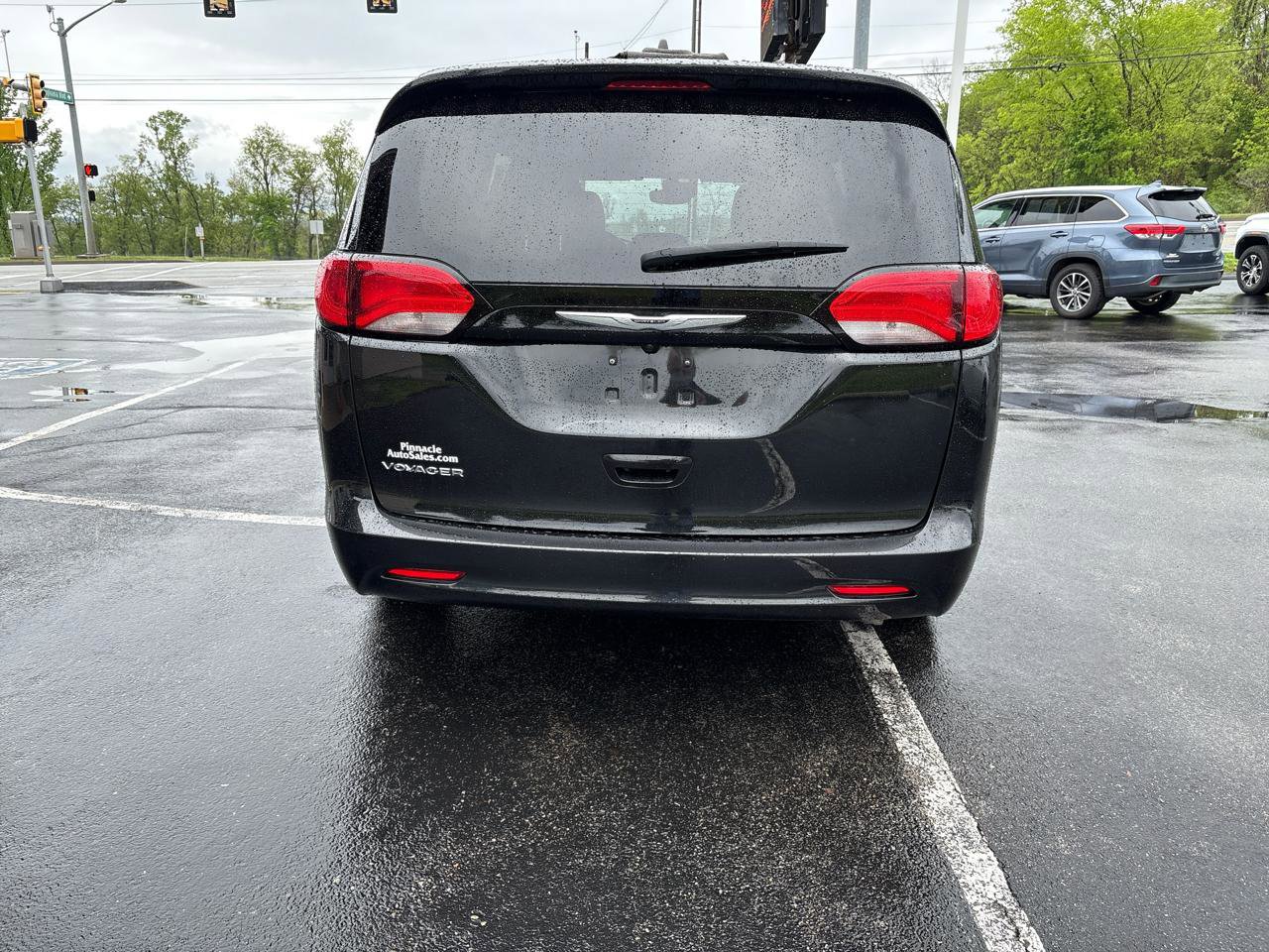Used 2023 Chrysler Voyager LX FWD image 6