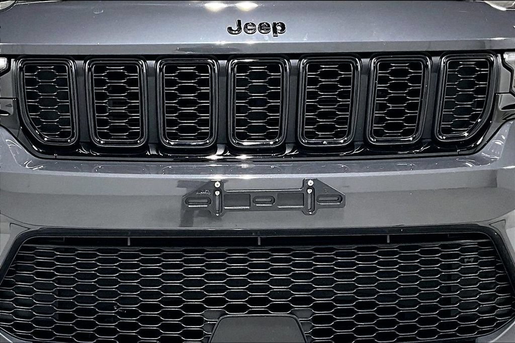 Used 2022 Jeep Grand Cherokee Altitude AWD/4WD image 35