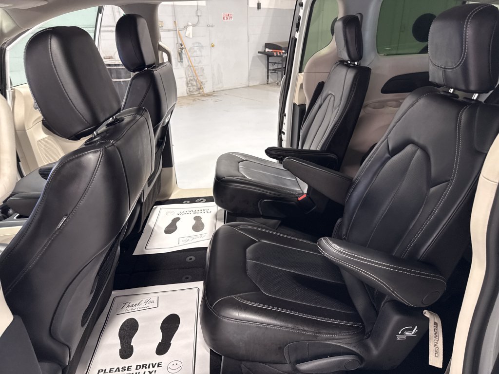 Used 2023 Chrysler Pacifica Touring-L FWD image 38