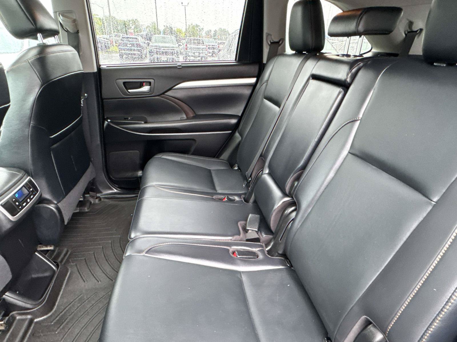 Used 2019 Toyota Highlander XLE w/ Carpet Mat Package (TMS) AWD/4WD image 22