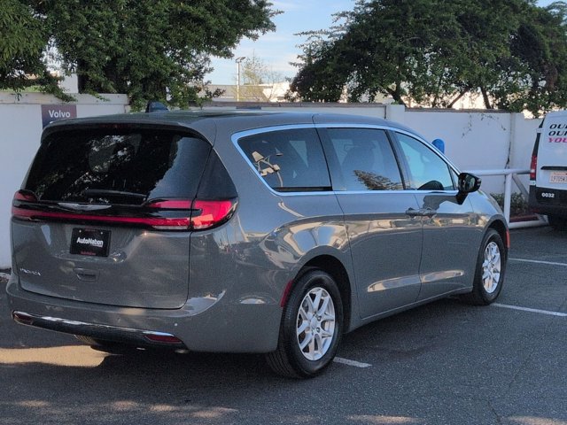 Used 2025 Chrysler Pacifica Select image 5