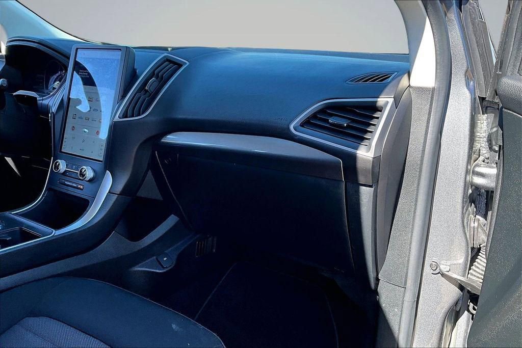 Used 2022 Ford Edge SE w/ Black Appearance Package image 17