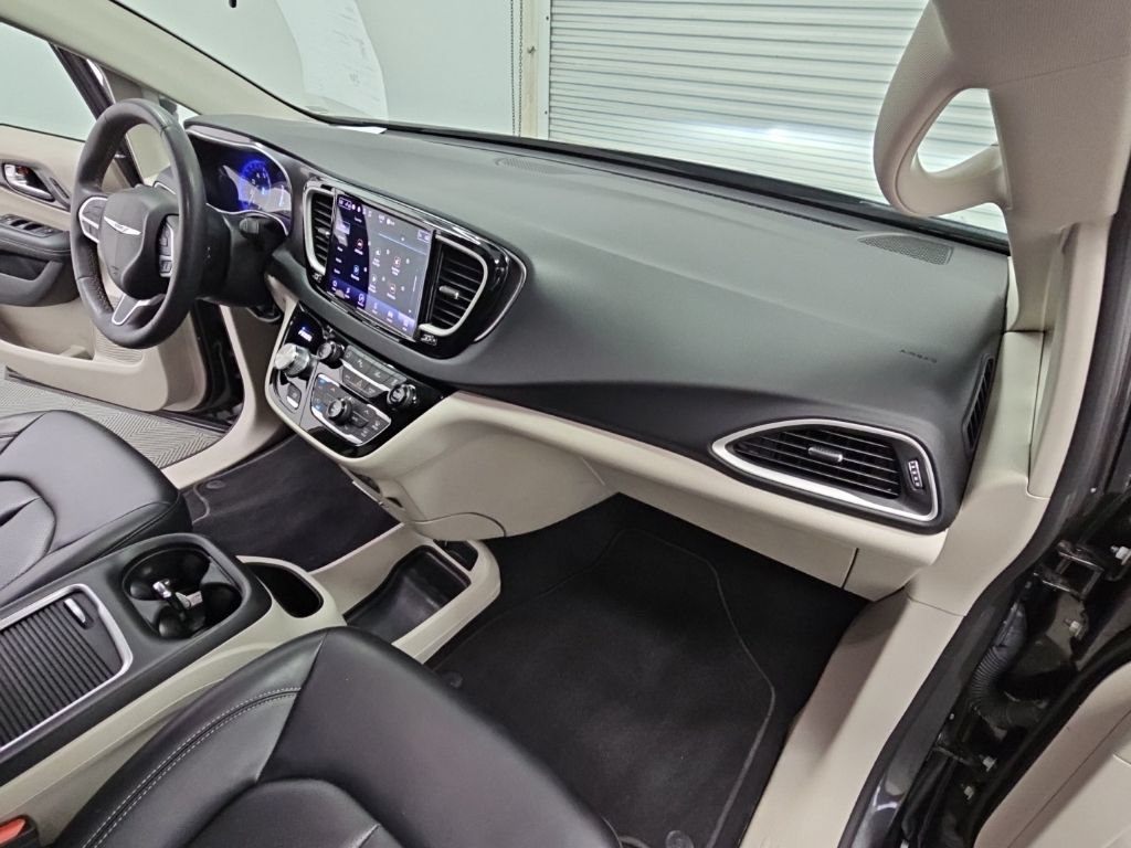 Used 2023 Chrysler Pacifica Touring-L FWD image 36