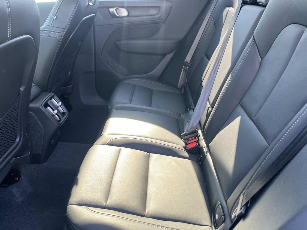 Used 2025 Volvo XC40 B5 Plus image 19