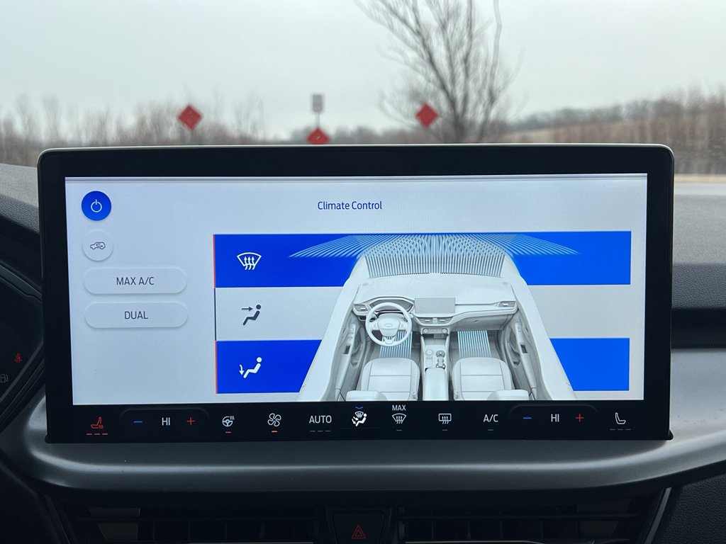 Used 2023 Ford Escape SE w/ Class II Trailer Tow Package image 24