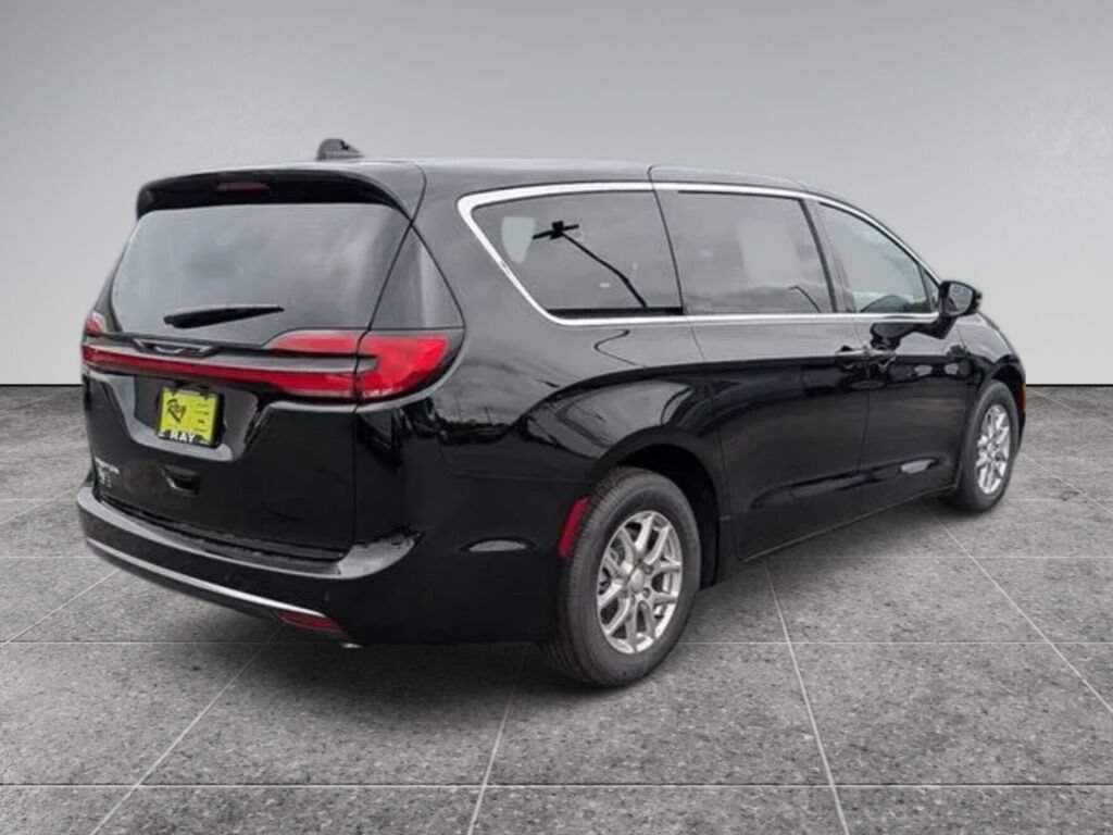 New 2027 Chrysler Pacifica Select FWD image 5