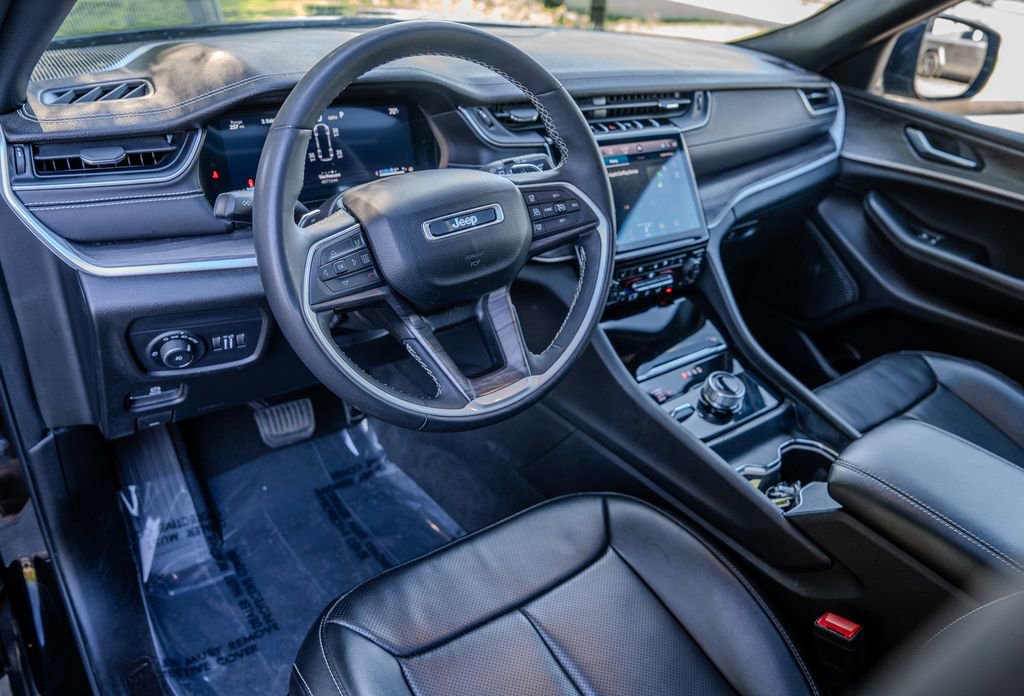 Used 2024 Jeep Grand Cherokee L Limited w/ Luxury Tech Group II image 4