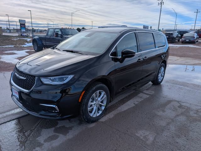 New 2026 Chrysler Pacifica Select image 2
