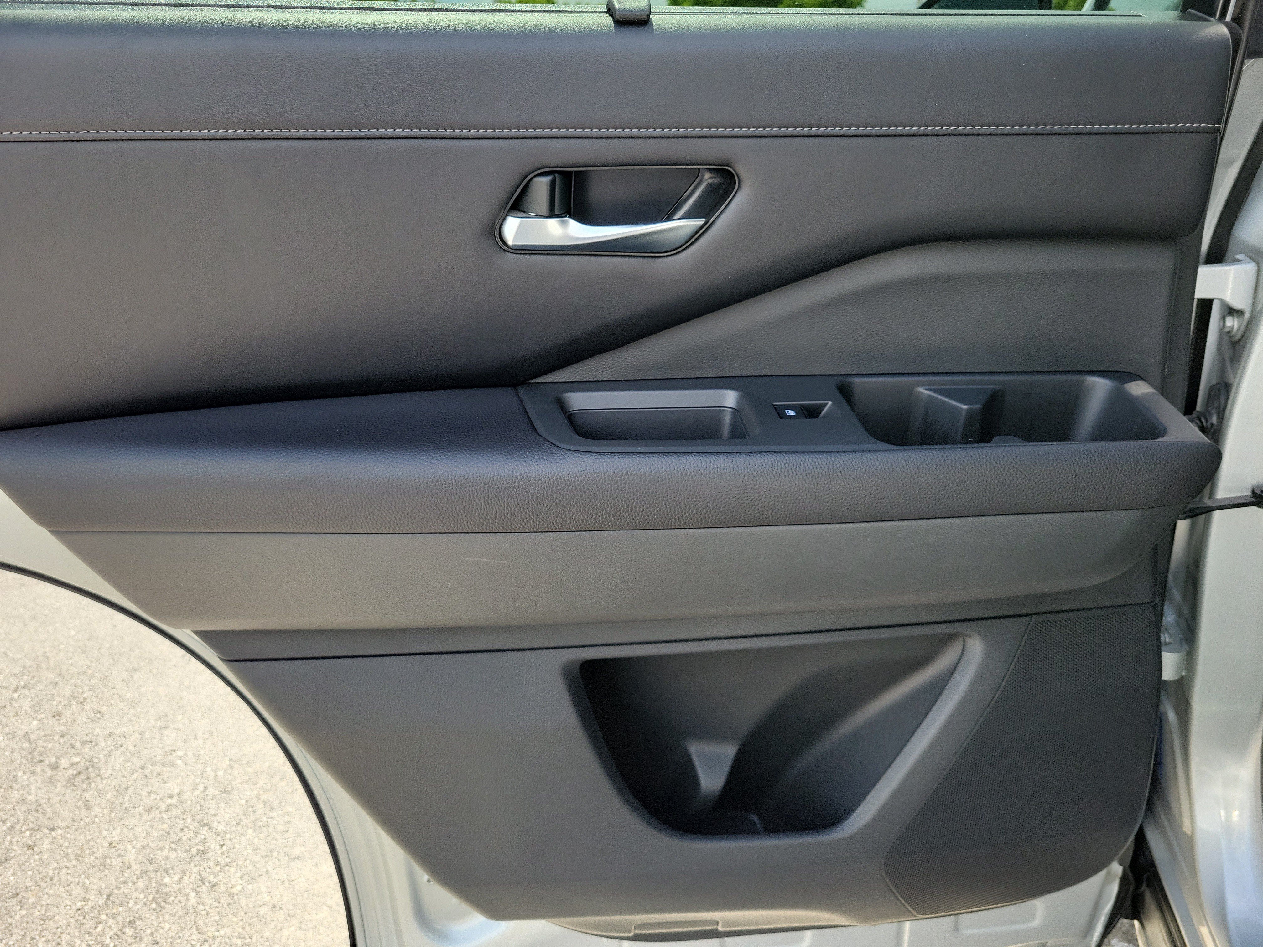 Used 2024 Nissan Pathfinder SL w/ Black Appearance Package FWD image 28