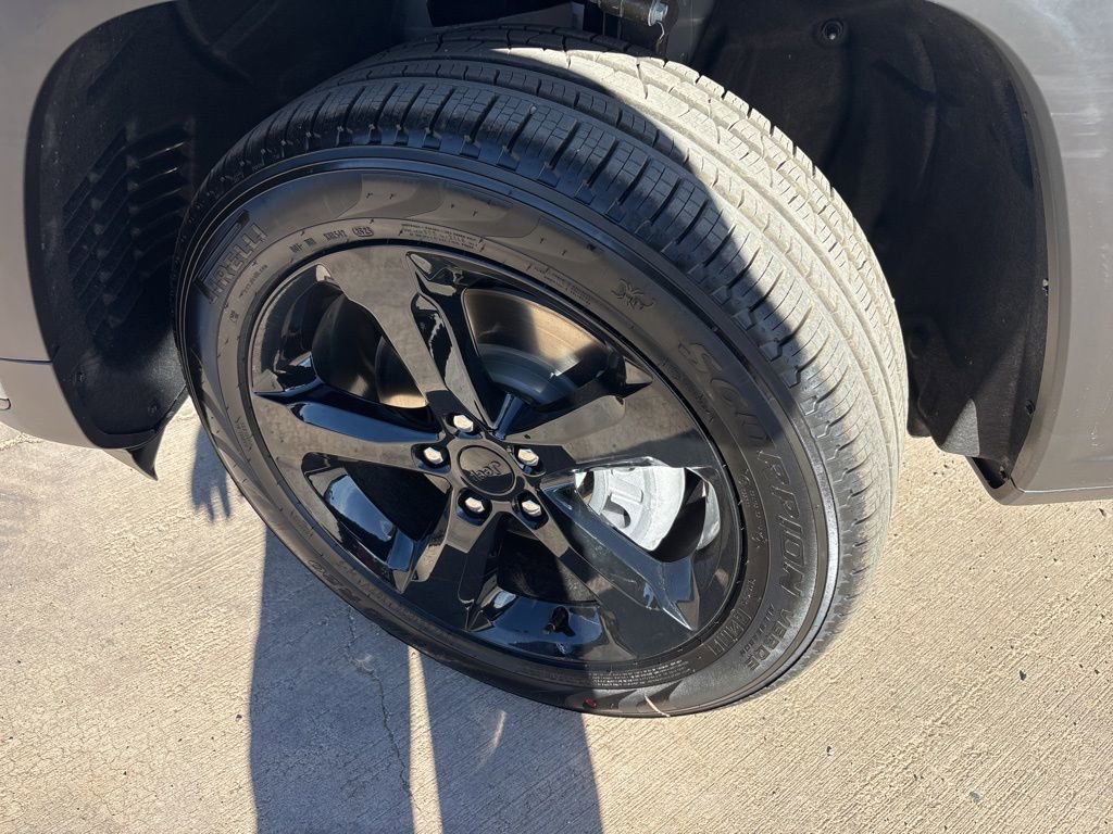 New 2025 Jeep Grand Cherokee L Limited w/ Black Appearance Package image 9