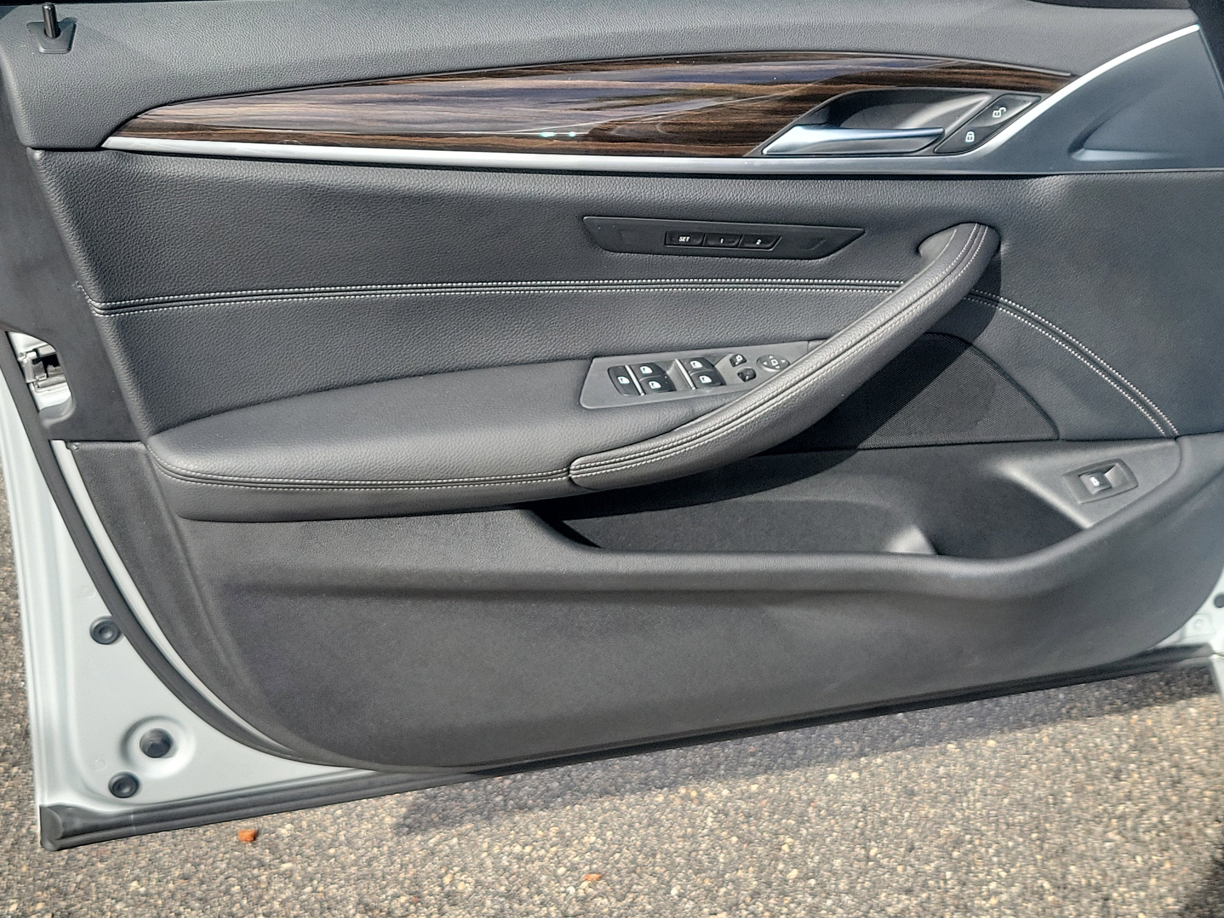 Used 2021 BMW 540i w/ Convenience Package image 17