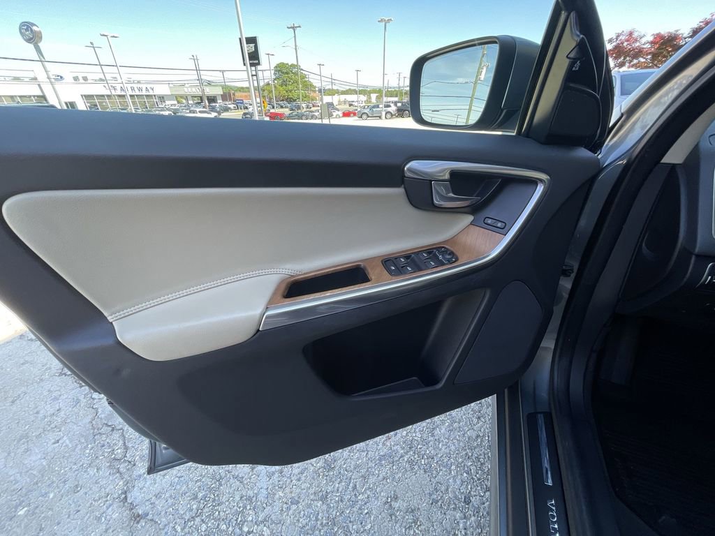 Used 2017 Volvo XC60 T5 Inscription w/ Preferred Option Package image 21