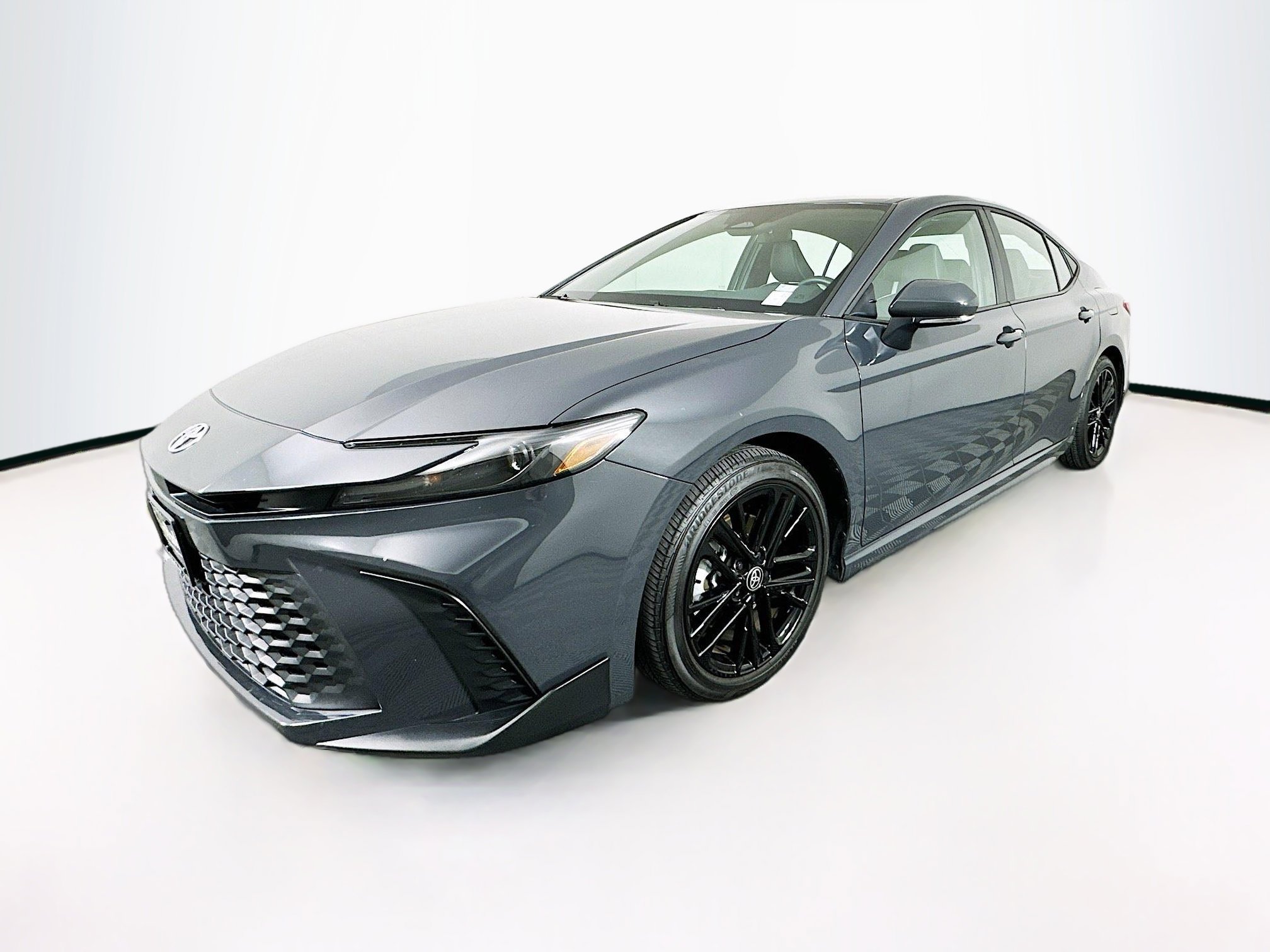 Used 2025 Toyota Camry SE image 3