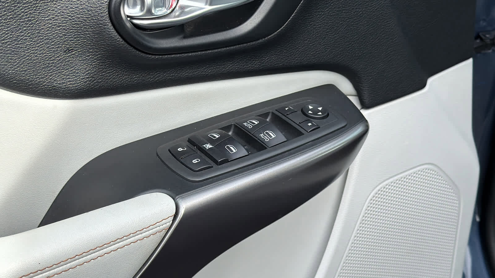 Used 2021 Jeep Cherokee Latitude Lux w/ Comfort/Convenience Group image 22