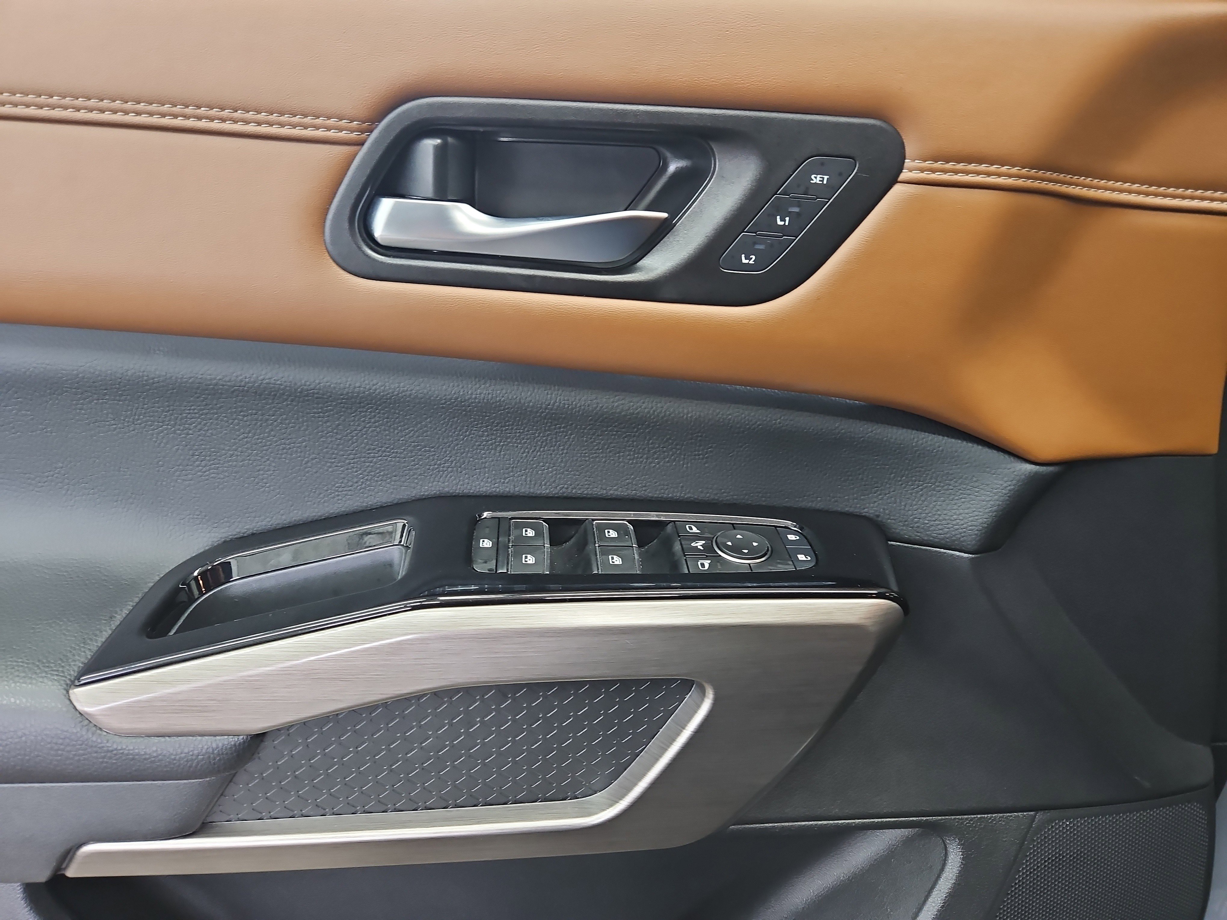 Used 2023 Nissan Pathfinder Platinum w/ Black Appearance Package image 7