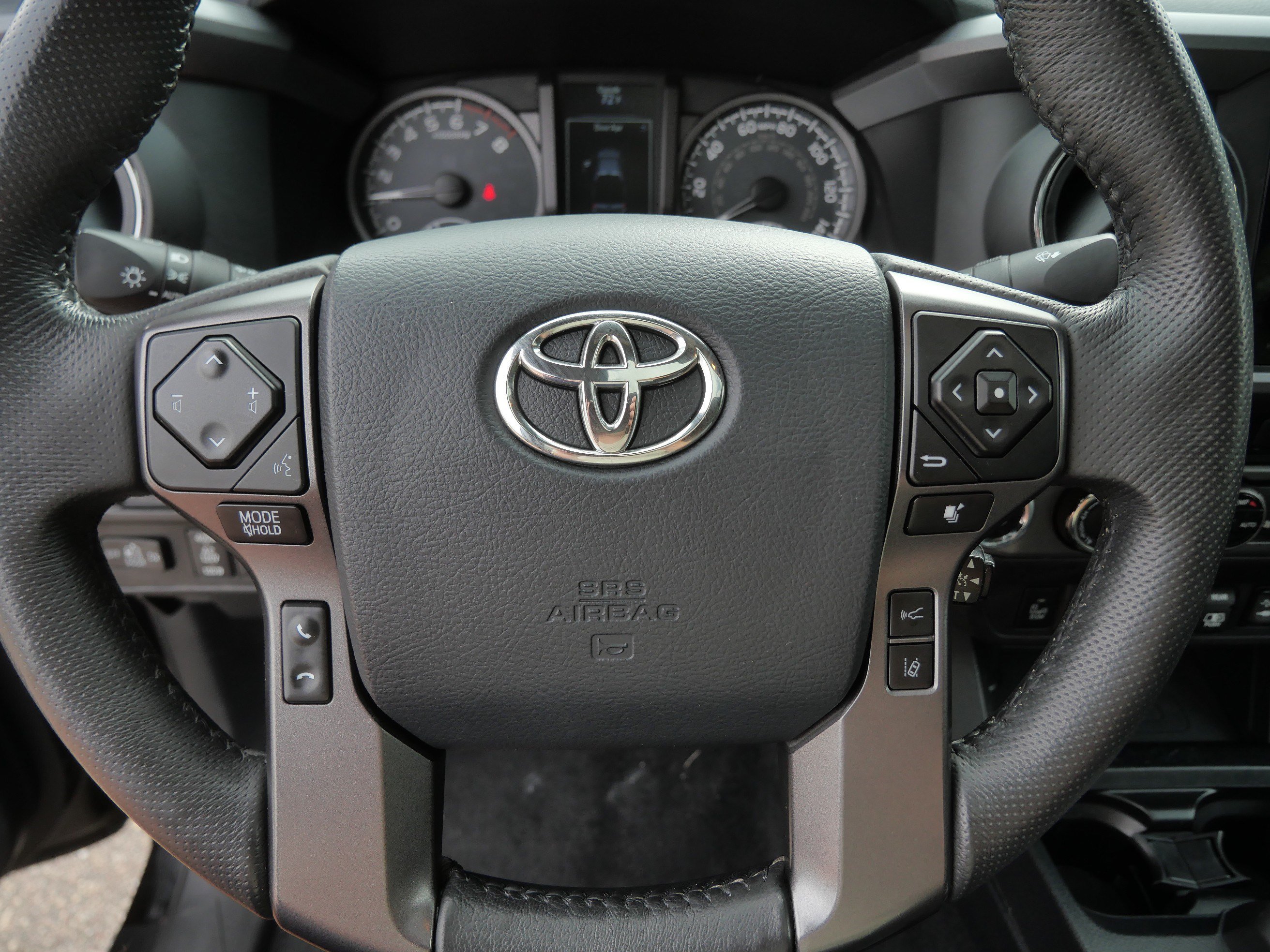 Certified 2018 Toyota Tacoma TRD Off-Road AWD/4WD image 25