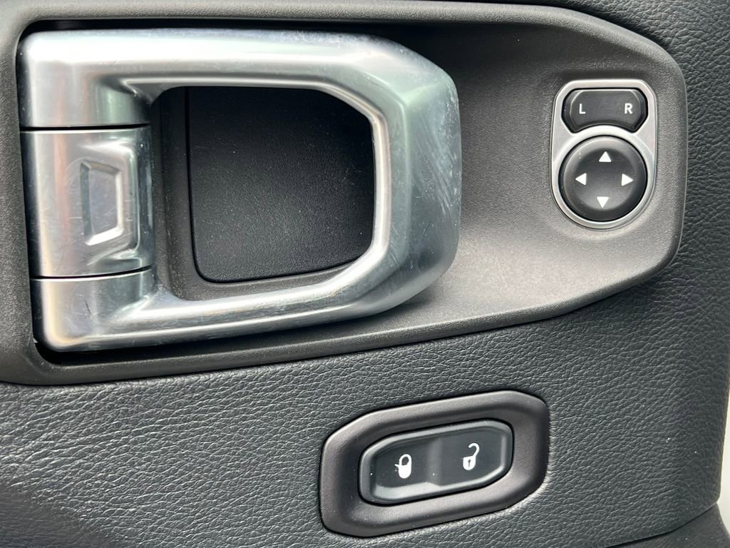 Used 2018 Jeep Wrangler Unlimited Sahara image 15