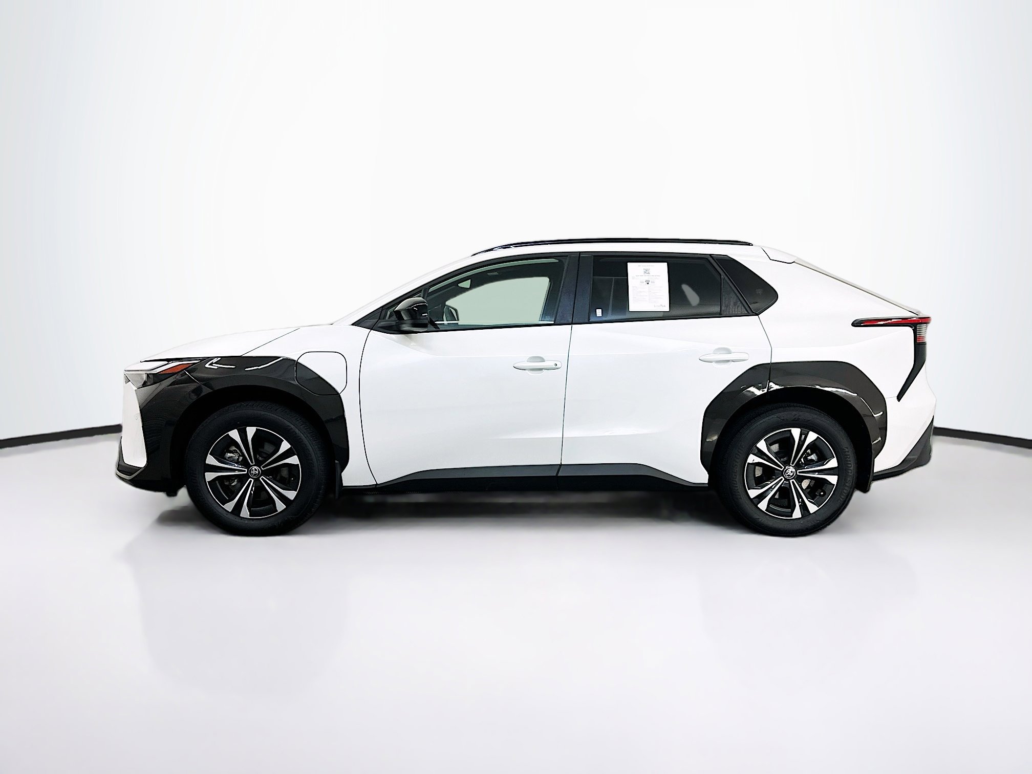 Used 2023 Toyota bZ4X XLE w/ Weather Package image 4