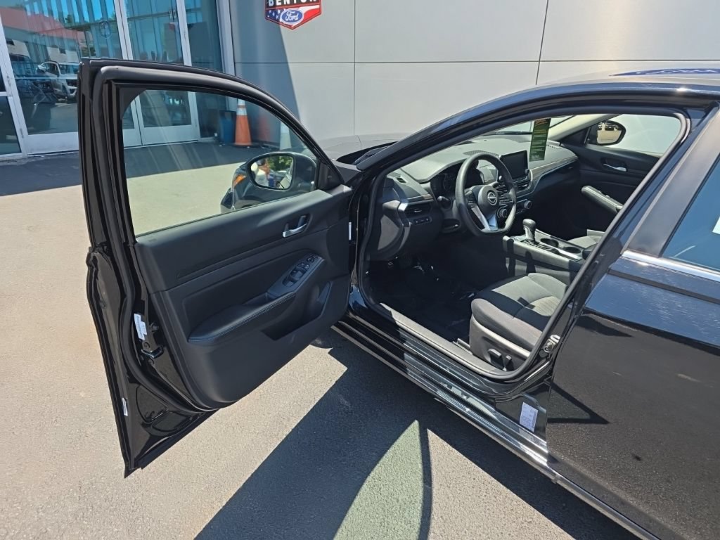 Used 2025 Nissan Altima 2.5 SV FWD image 11