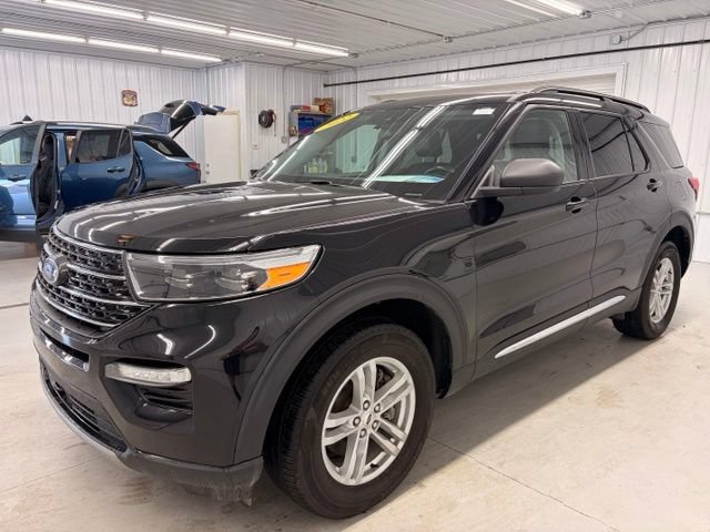 Used 2022 Ford Explorer XLT AWD/4WD image 3