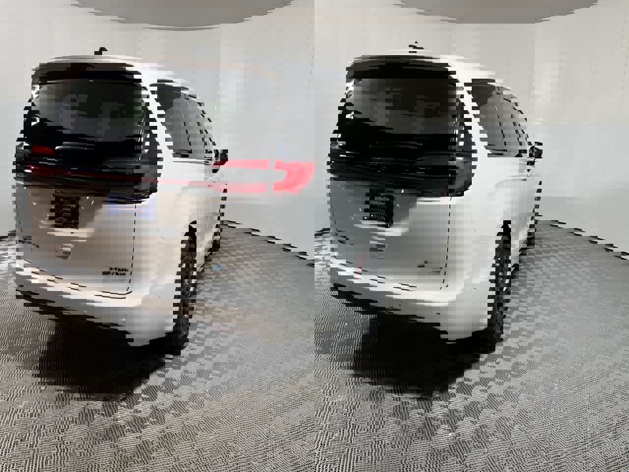 Used 2024 Chrysler Pacifica Limited image 8