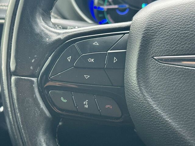 Used 2022 Chrysler Pacifica Touring-L w/ Uconnect Theater Family Group image 30