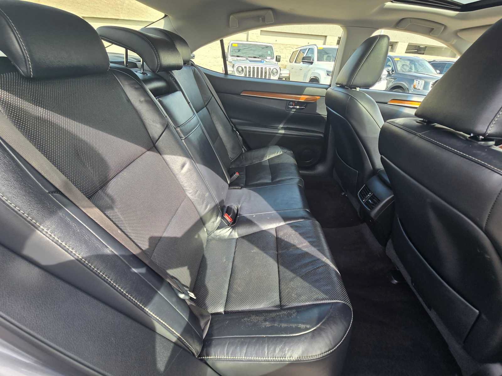 Used 2014 Lexus ES 300h w/ Luxury Package w/Bamboo Trim FWD image 12