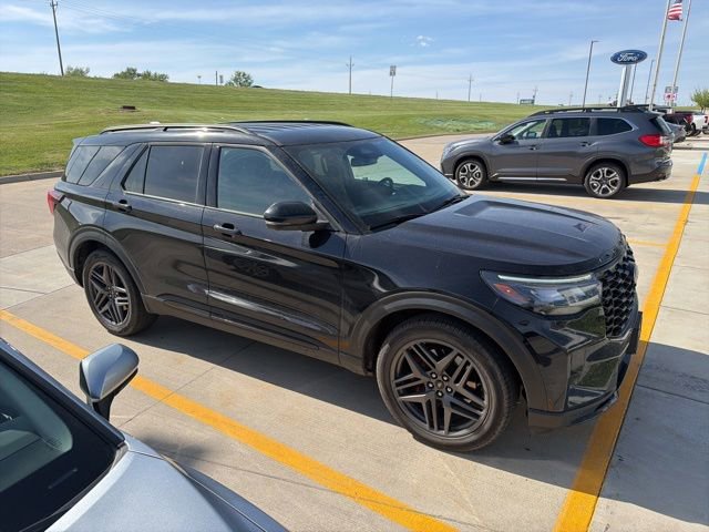 Used 2025 Ford Explorer ST AWD/4WD image 2