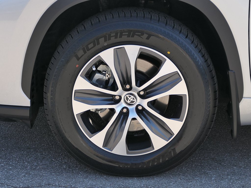Used 2021 Toyota Highlander XLE FWD image 10