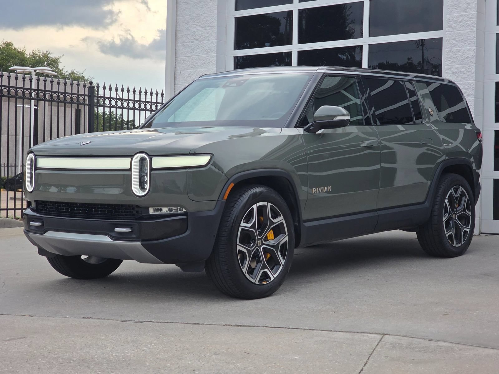 Used 2023 Rivian R1S Launch Edition Quad AWD/4WD image 9