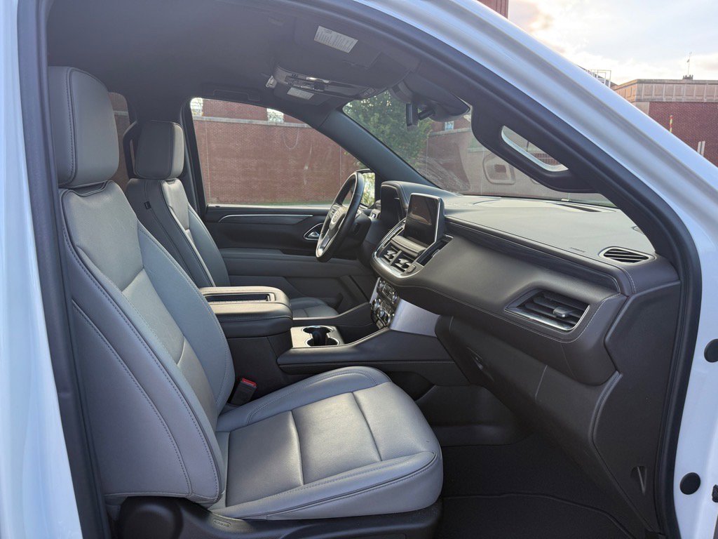 Used 2024 GMC Yukon SLT w/ SLT Luxury Package image 16