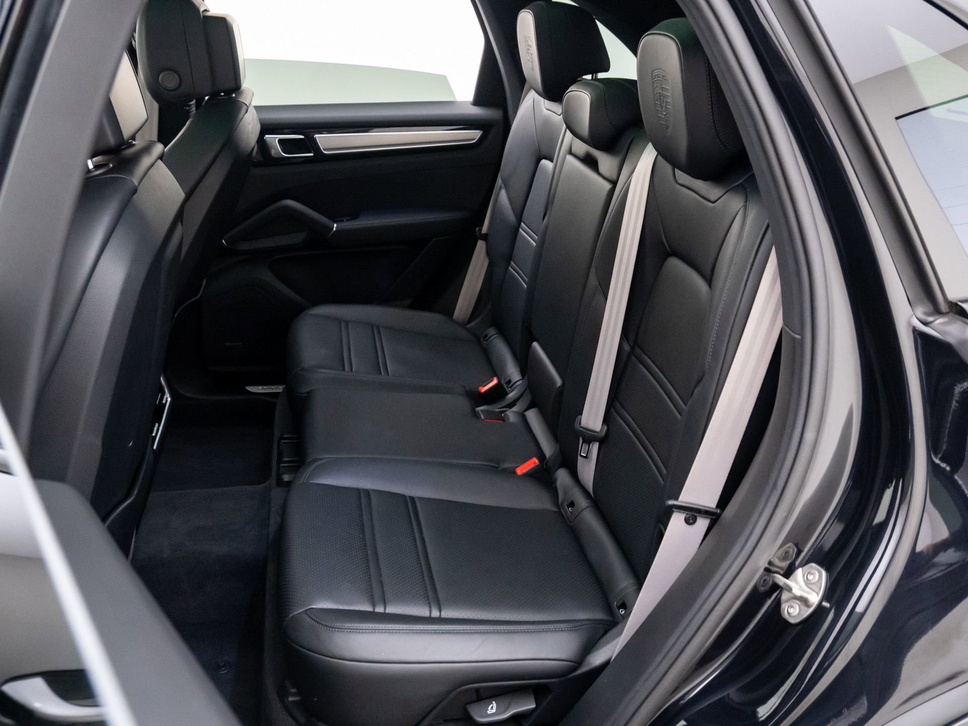 Certified 2022 Porsche Cayenne Platinum Edition image 19