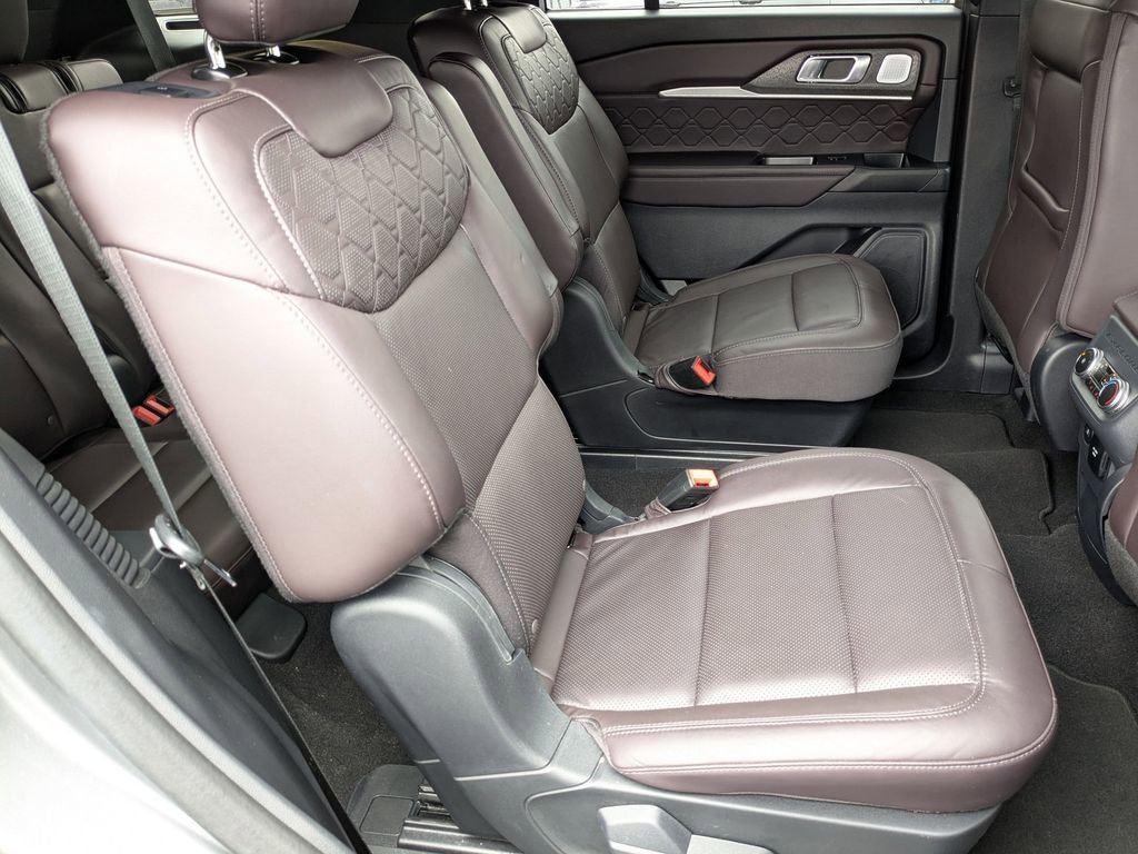 Used 2025 Ford Explorer Platinum w/ LUX Leather Package AWD/4WD image 30