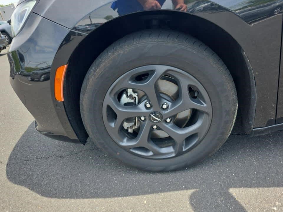 Used 2023 Chrysler Pacifica Limited w/ S Appearance Package FWD image 6