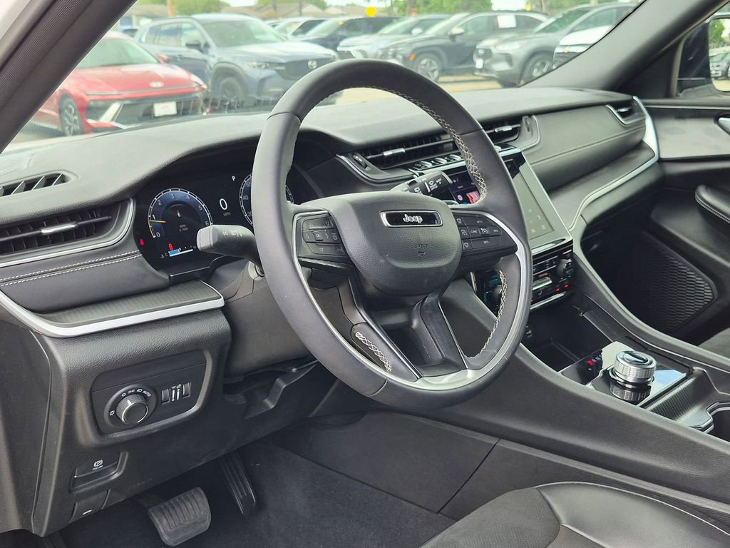 Used 2025 Jeep Grand Cherokee Altitude AWD/4WD image 14