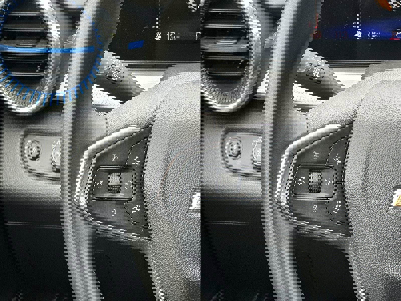 Used 2025 Chevrolet Trax LT w/ LT Convenience Package image 20