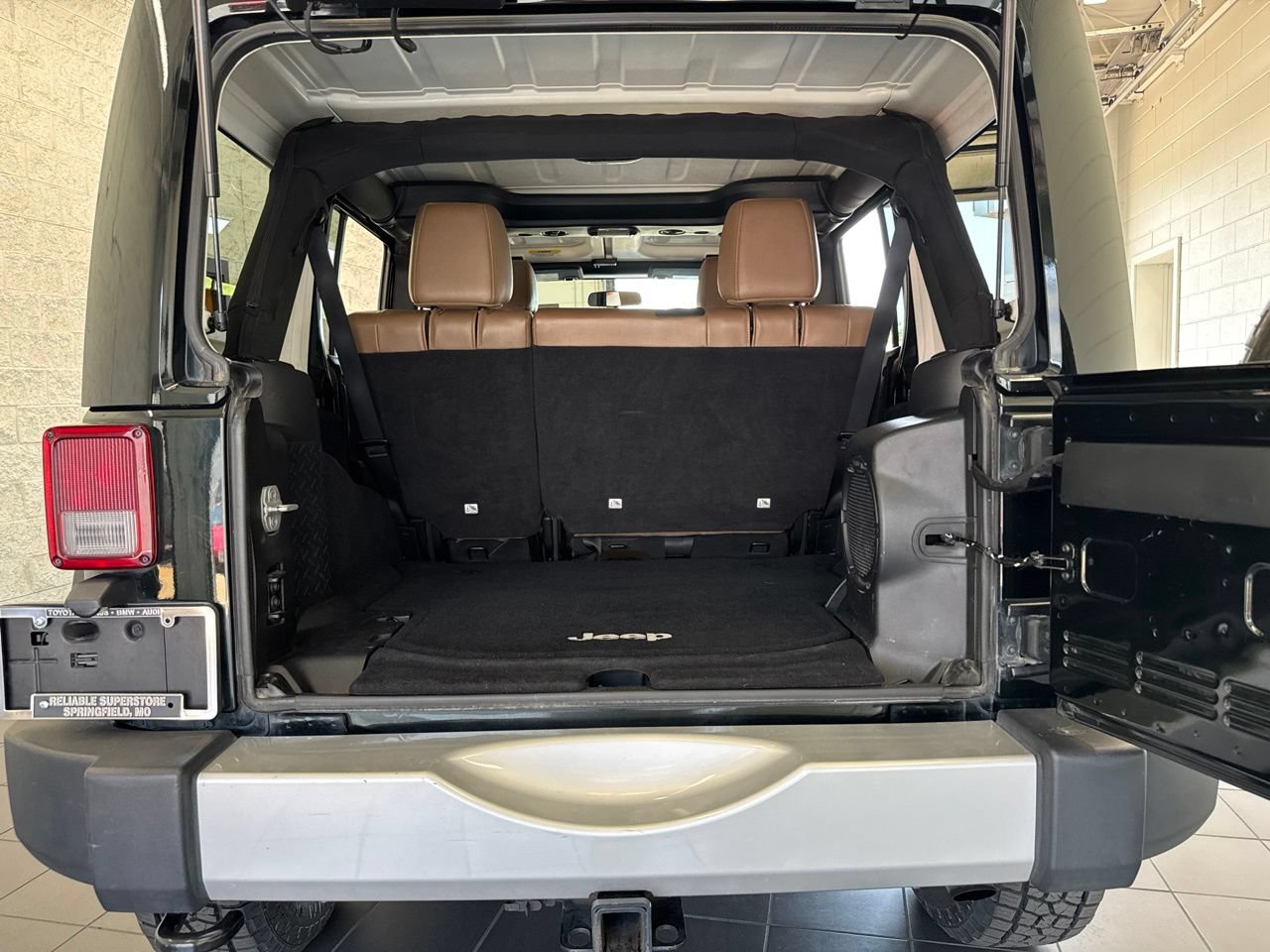 Used 2012 Jeep Wrangler Unlimited Sahara w/ Connectivity Group AWD/4WD image 9